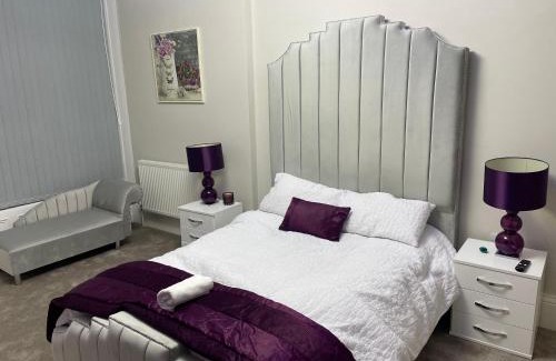 Bradford Apartment | 1 Bed Flat - Sleeps 2 - Hot Tub - Parking - Wifi