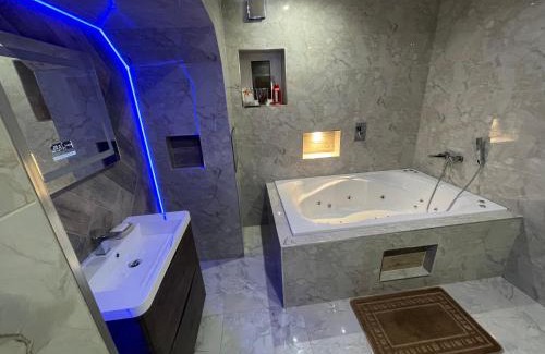 Bradford Apartment | 1 Bed Flat - Sleeps 2 - Hot Tub - Parking - Wifi