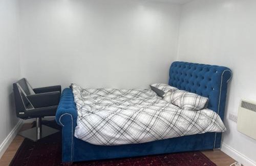 George Green Apartment | 1 Bed Room & Bathroom Garden No Kitchen