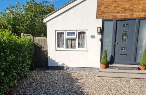 Old Harlow Apartment | 1 Bed-Sleeps 2-Parking-Garden-2 min train station