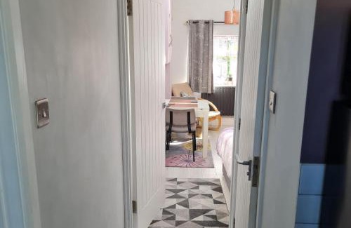 Old Harlow Apartment | 1 Bed-Sleeps 2-Parking-Garden-2 min train station