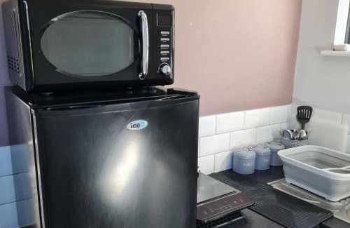 Old Harlow Apartment | 1 Bed-Sleeps 2-Parking-Garden-2 min train station