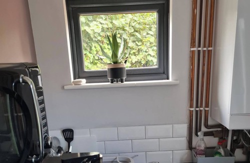 Old Harlow Apartment | 1 Bed-Sleeps 2-Parking-Garden-2 min train station