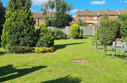 Old Harlow Apartment | 1 Bed-Sleeps 2-Parking-Garden-2 min train station