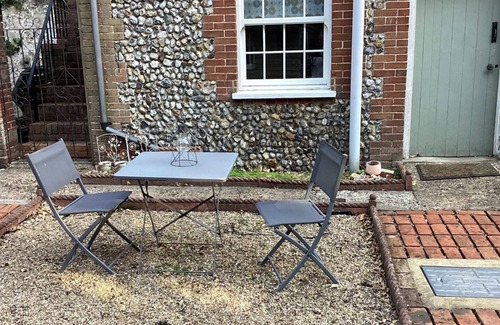 Hethel Apartment | 1 bed-Sleeps 4-Garden-Near Snetterton Circuit