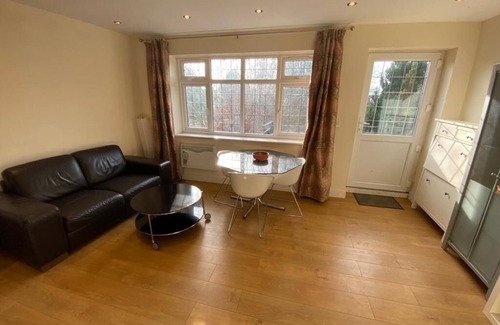 High Wycombe House | 1-Bed unit 10 minute drive from Hellfire Caves