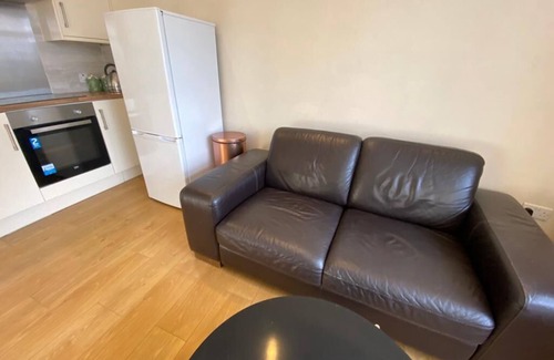 High Wycombe House | 1-Bed unit 10 minute drive from Hellfire Caves