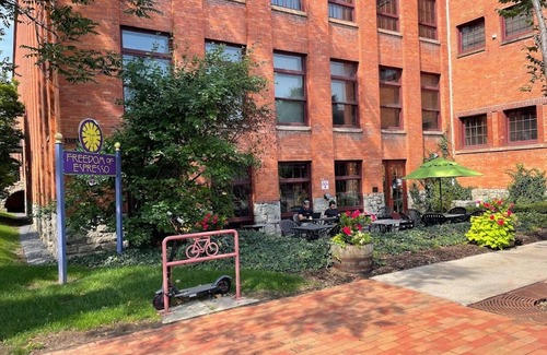 Downtown Syracuse House | 1 bedroom 1 bathroom Apartment in center of beautiful historic Franklin Square
