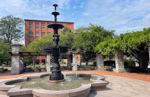 Downtown Syracuse House | 1 bedroom 1 bathroom Apartment in center of beautiful historic Franklin Square