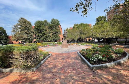 Downtown Syracuse House | 1 bedroom 1 bathroom Apartment in center of beautiful historic Franklin Square