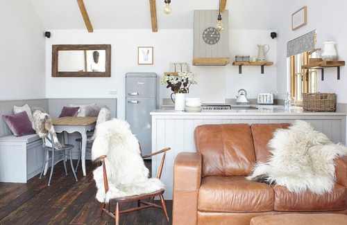 Newport Cabin | 1 bedroom accommodation in Brighstone