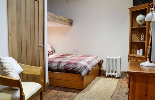 Aberdare Cottage | 1 bedroom accommodation in Llwydcoed, near Aberdare