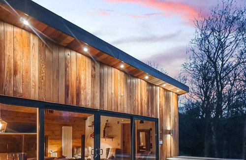 Mochdre Ski Chalet | 1 bedroom accommodation in Mochdre, Newtown