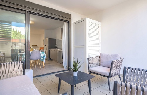 Etang Sale Les Bains Apartment | 1-bedroom apartment 50 metres from the beach