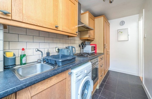 Crawley Apartment | 1 Bedroom Apartment with Garden in Charming Crawley and Free Parking