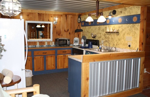 Russell Apartment | 1 bedroom apt nestled in 40 acres of nature. 5 star air bnb rating!