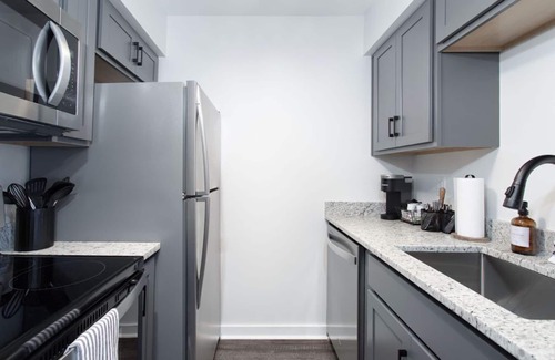 North Capitol Condo | 1-bedroom condo just a mile from Broadway with outdoor pool