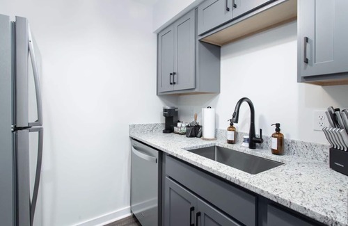 North Capitol Condo | 1-bedroom condo just a mile from Broadway with outdoor pool