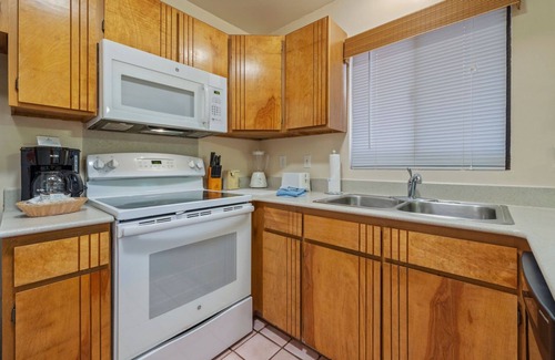 Napili-Honokowai Condo | 1-Bedroom Condo near Kahana Beach | Pool + Hot Tub