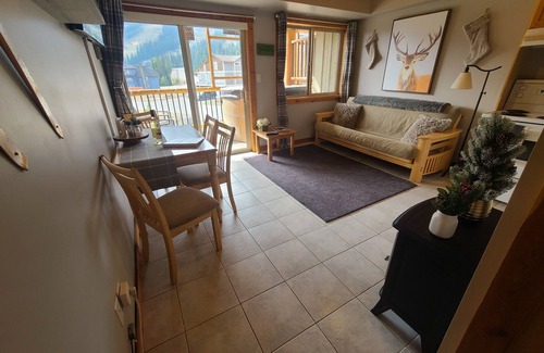 Okanagan-Similkameen Condo | 1 bedroom condo w/PRIVATE hot tub & INCREDIBLE mountain views!