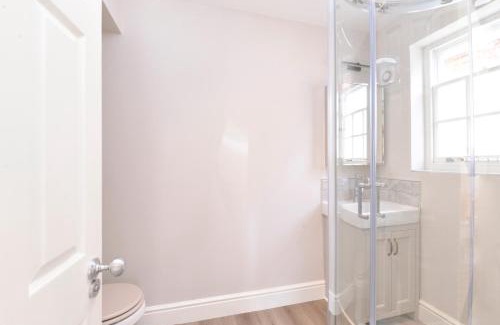 Odiham Apartment | 1 bedroom flat in centre of Odiham- free parking