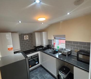 Didsbury Apartment | 1 Bedroom Flat - Manchester Airport Apartment - 7 mins to MAN - Staycations & Business stays!
