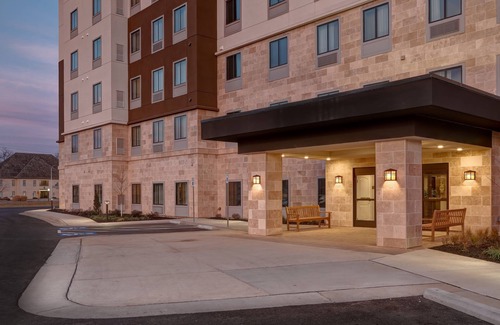 Overland Park Condo | 1 Bedroom | Free Breakfast. Pool. Shared BBQ