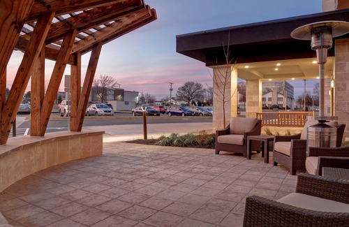 Overland Park Condo | 1 Bedroom | Free Breakfast. Pool. Shared BBQ