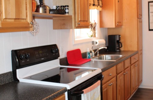 Fancher Cottage | 1 Bedroom house and yard w/partial lakeview between Niagara Falls and Rochester