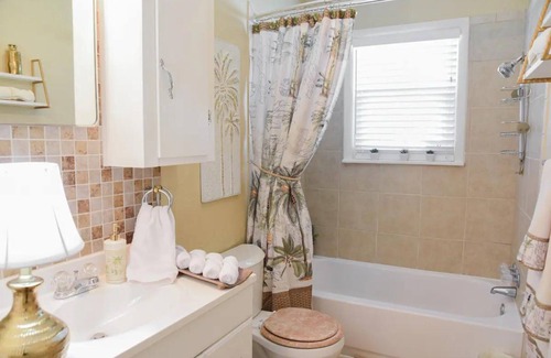 Tulsa House | 1 Bedroom House, Mins to Downtown - Hidden Treasure
