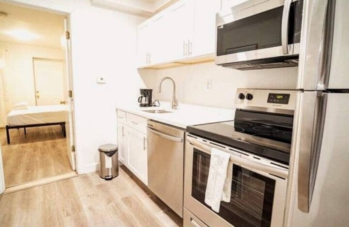 West Side Apartment | 1 Bedroom in Jersey City. Easy Access to NYC
