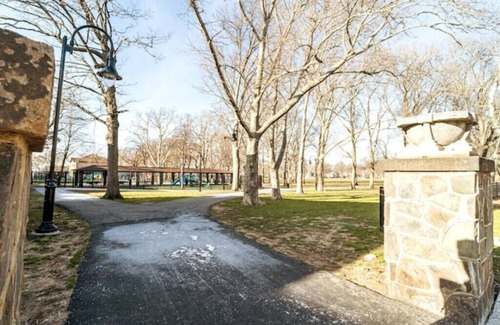 West Side Apartment | 1 Bedroom in Jersey City. Easy Access to NYC