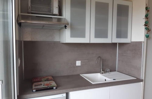 Saint-Pierre-la-Mer Apartment | 1-bedroom studio with sea view. Ideal for 2 adults and 1 child.