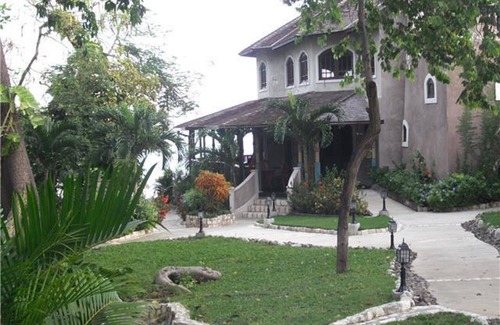 Ocho Rios Cottage | 1 bedroom Seaside Cottage - Pool/Beach/Wifi/Restaurant/House keeping HCC