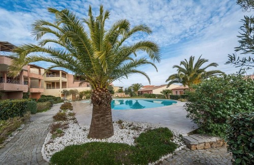 Porto Pozzo Apartment | 1 Bedroom Seaview Apartment with Large Swimming Pool