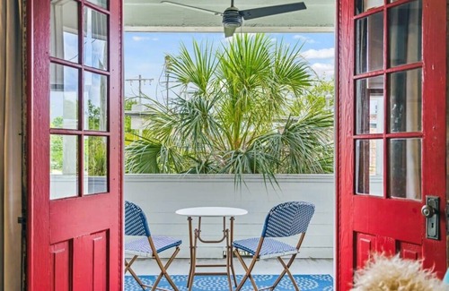 Westside Apartment | 1 Bedroom Suite w/Full Kitchen & Private Balcony