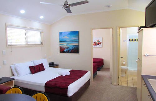 Alexandra Headland Cabin | 1 Bedroom Villa 4 Berth - 1 Bedroom Villa 4 Berth