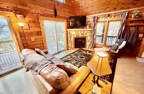 Vein Mountain House | 1 bedroom with a loft and hot tub cabin 45 minutes to Asheville