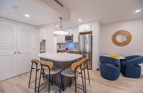 Old Naples Condo | 1 Block to Beach, heart of Old Naples, renovated fall ’23, Perfect Location