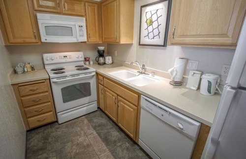 Historic Tennis Club Condo | 1-BR Condo near Palm Canyon Drive | Pools + Spa