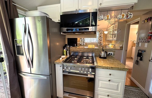 Country Club Cottage | 1 BR creek cottage for longer visits w washer/dryer