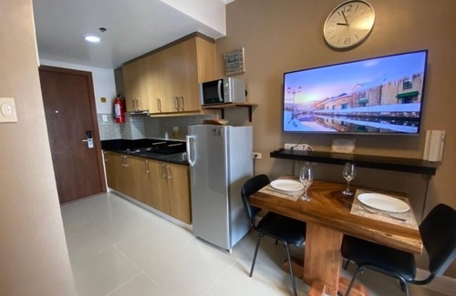 Barangay 76 Condo | 1 BR Fully Furnished Condo Across MOA w/Pool and Parking - Shell Tower A, 1130