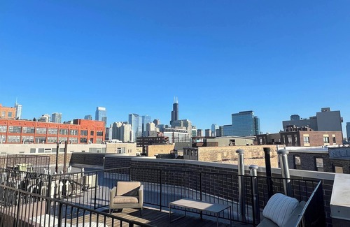River West Apartment | 1 Garage Parking/Skyline Rooftop/PingPong/Balcony