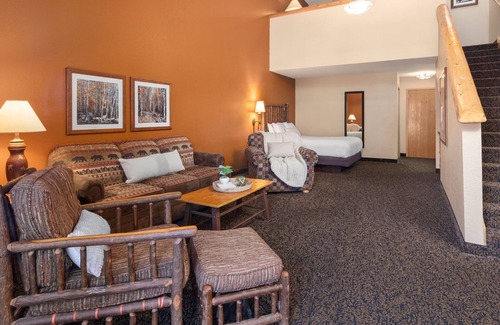 Rothschild Hotel | 1 King, 1 Queen Loft Suite With Kitchen, Access to Pool, Hot Tub, and Gym