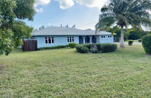 Bahamia West House | 1 King & 2 Bunk Beds located 1.5 miles from the beach