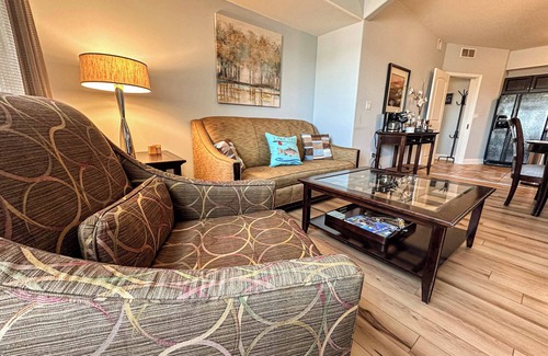 Lake Ozark Condo | 1 King Bed | Full Kitchen | Living Room | Sleeps 4