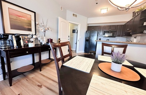 Lake Ozark Condo | 1 King Bed | Full Kitchen | Living Room | Sleeps 4
