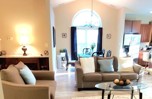 Westgate House | 1 King suite 2 queen's bedroom lfamily home great location!