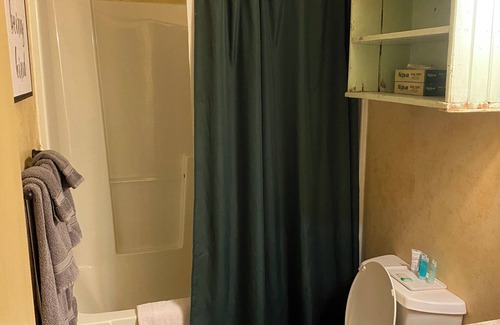 Cooksburg Apartment | 1-Lodge Room