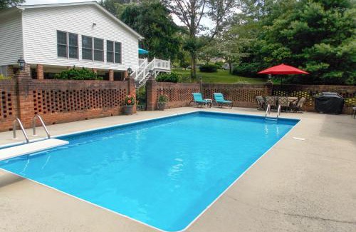Hudson House | 1 Mi to Dtwn Home with Fire Pit and Deck in Hudson!